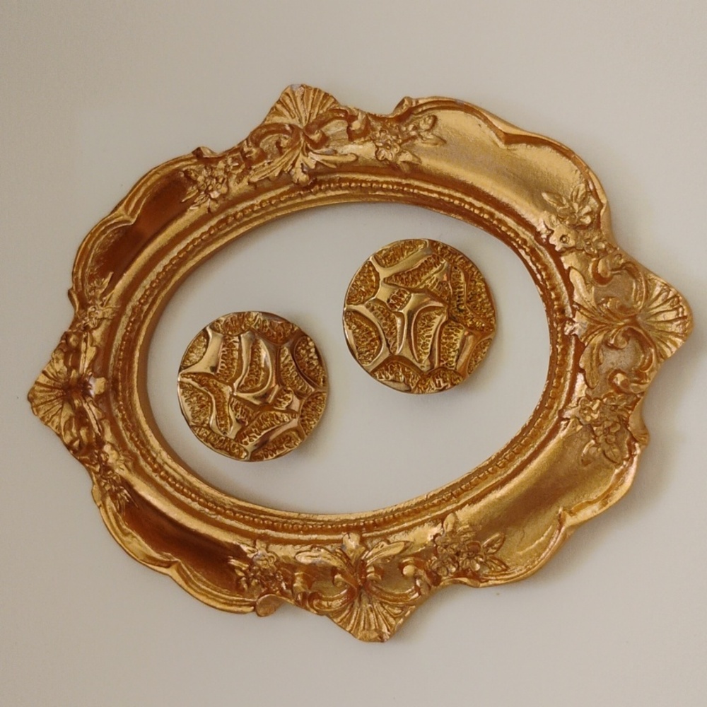 Avon VTG clip on earrings Gold tone Nugget Style